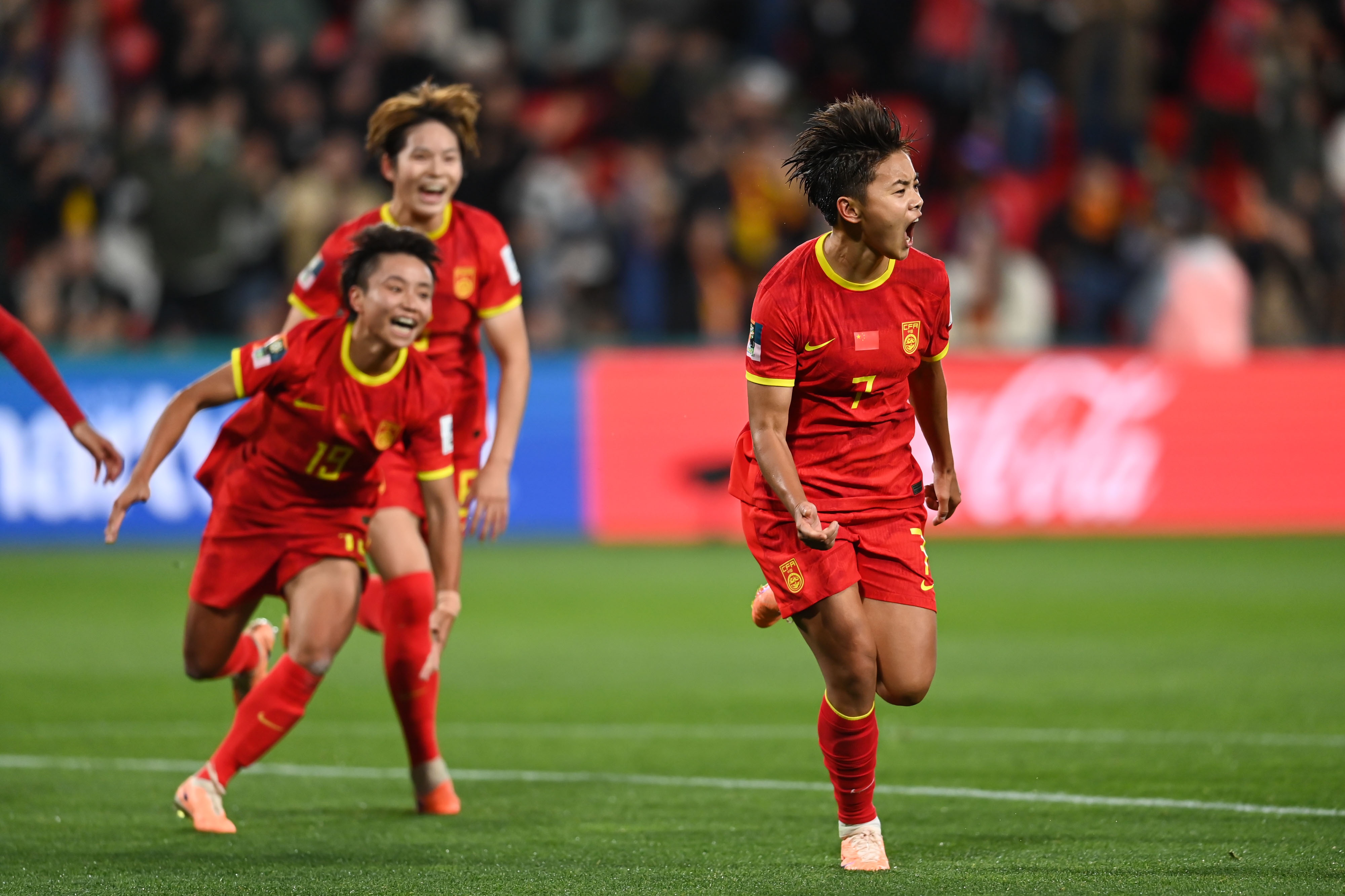 喜人！中国女足连胜晋级，震撼全球(史诗级对攻!中国女足34落后,连扳2球绝杀世界第1)