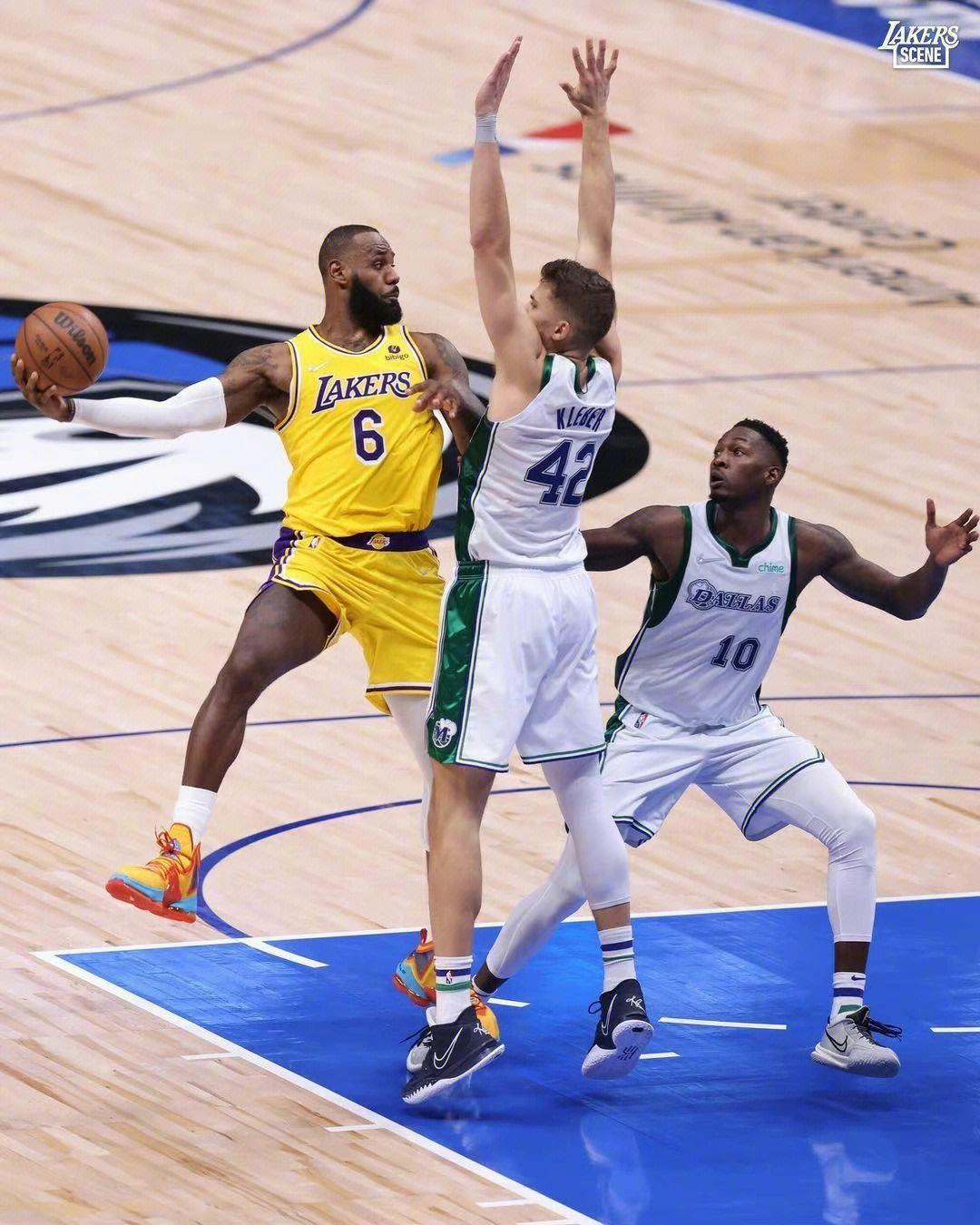 湖人客场逆转独行侠,保持连胜 湖人客场逆转独行侠,保持连胜