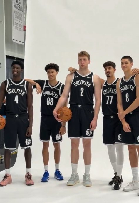 尼克斯大胜篮网，稳坐榜首