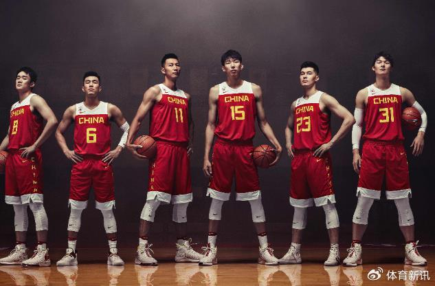 体育明星和篮球巨星合影留念