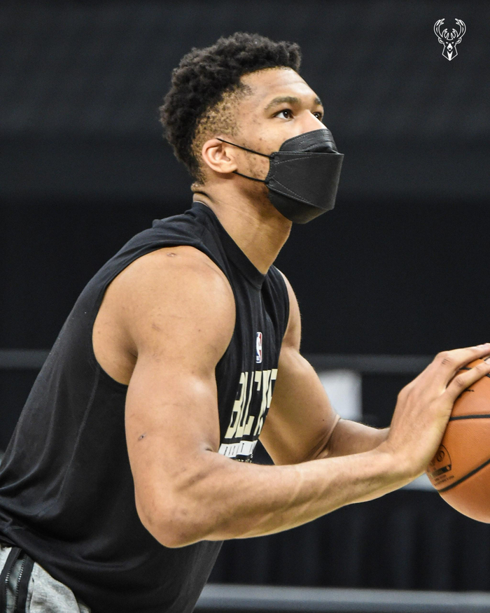 包含雄鹿队在内部训练中勤奋进步的词条